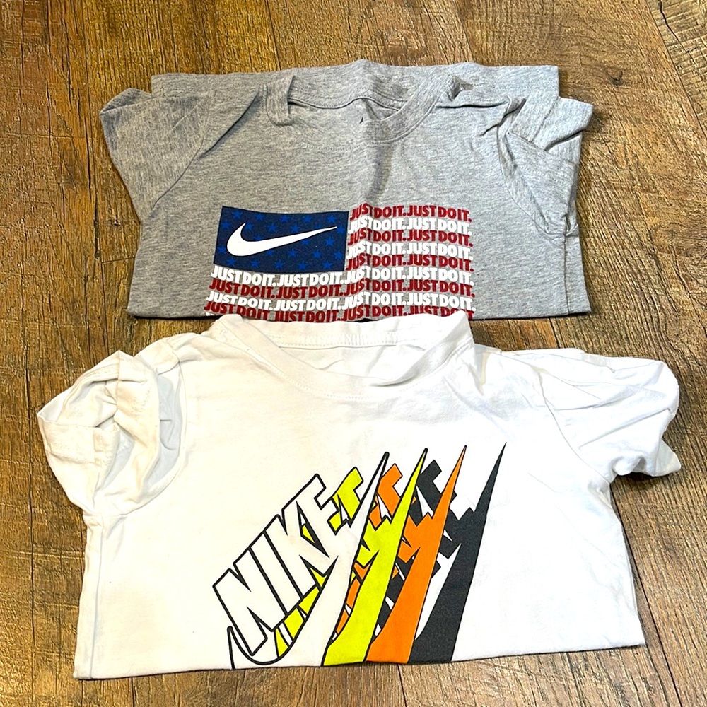 Boys Nike short sleeve tees (2)